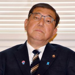 バラマキを検討…て、急場しのぎしか浮かばないのか（Ｃ）日刊ゲンダイ