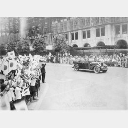 沿道の歓呼に迎えられる凱旋将軍幕僚一行（1932＝昭和7＝年6月27日、日本電報通信社撮影）