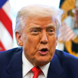 米ホワイトハウスで記者団に話すトランプ大統領＝10日、ワシントン（Ｃ）ロイター