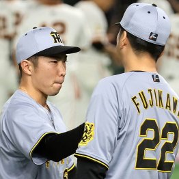 石井大智を出迎える藤川監督（Ｃ）日刊ゲンダイ