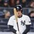 「魚雷バット」を見つめるヤンキースのアンソニー・ボルペ（Ｃ）ロイター/Imagn Images