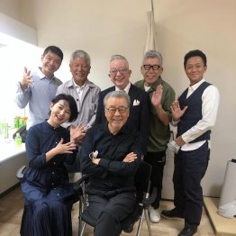 「噂の！東京マガジン」のメンバーと（提供写真）