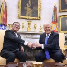 ホワイトハウスで会談する石破首相（左）とトランプ米大統領（Ｃ）共同通信社