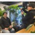 インタビューの合間に増田氏（左）を撮影する加納氏（C）日刊ゲンダイ