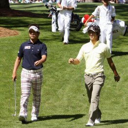 石川遼君（右）と練習ラウンドする藤田寛之さん（Ｃ）共同通信社