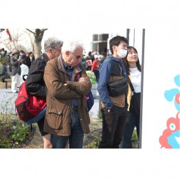 会場地図に考え込む外国人観光客（Ｃ）日刊ゲンダイ