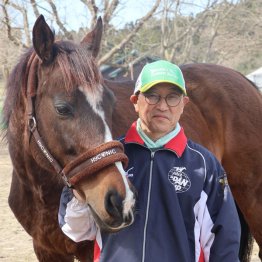 元JRA調教師の角居勝彦氏。昨2024年からは重賞馬のカテドラルが仲間入り（Ｃ）日刊ゲンダイ