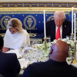 「イースター・サンデー」を前に米ホワイトハウスで催された晩さん会でトランプ大統領（右）と共に祈りをささげるホワイト牧師＝16日（Ｃ）ロイター