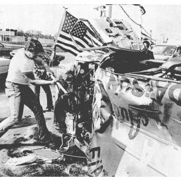 GMディーラーが考えた陳商法サービスイベントで、日本車ハンマー潰し放題に参加する男性／（Ｃ）U P I＝共同