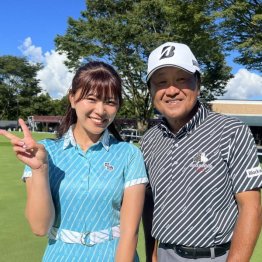 山内鈴蘭と倉本昌弘プロ（Ｃ）提供写真