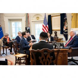 位置関係で立場が明らか（内閣官房HPから）