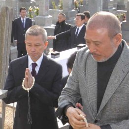 山口組の司忍組長（右）と竹内照明（Ｃ）日刊ゲンダイ