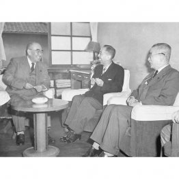 新党問題で会談する湛山（左）と岸（中央）（Ｃ）共同通信社