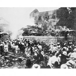 1918年の「米騒動」。焼き打ちされた岡山精米会社＝大正７年8月13日、岡山県（Ｃ）共同通信社