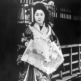 吉原遊廓の遊女には位があり、それによって揚代が決められたが、その最高位は花魁（おいらん）と呼ばれた＝大正末期（Ｃ）共同通信社