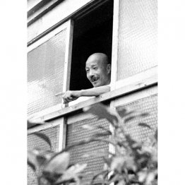 1945（昭和20）年9月11日、逮捕に来た米憲兵に自宅の窓から応じる東條元首相。この直後、腹部に向け引き金を引いた（Ｃ）共同通信社