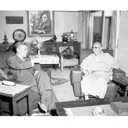 池田勇人首相（左）と会談する石橋湛山（Ｃ）共同通信社