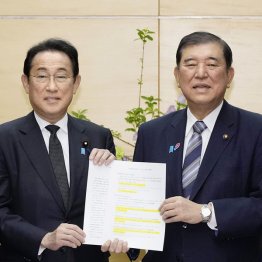 岸田前首相（左）からNISA拡充の提言を受ける石破首相（Ｃ）共同通信社