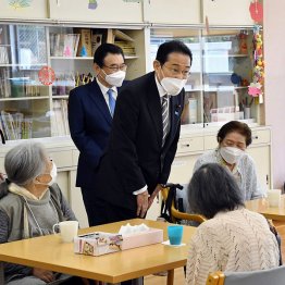 あれ？最優先課題じゃなかったの？！（高齢者介護施設を視察する岸田首相＝2022年、代表撮影）