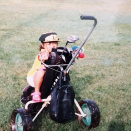 物心がつく前からゴルフ場に（本人提供）