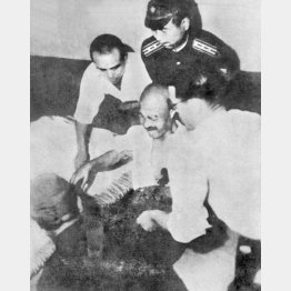 自決した東條英機（昭和20年9月11日、＝米陸軍機関誌ＹＡＮＫより）