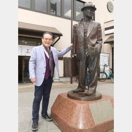 柴又駅前のフーテンの寅像と（Ｃ）日刊ゲンダイ