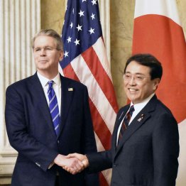 トランプ米政権の高関税政策を巡る２回目の閣僚交渉を前に、握手する赤沢亮正経済再生相（右）とベセント米財務長官（代表撮影・共同）