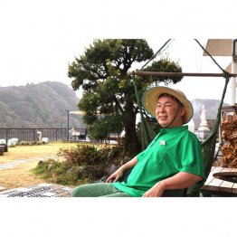 亀山温泉リトリートでくつろぐ豊島大輝さん（提供写真）