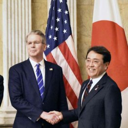 2回目の閣僚交渉を前に握手する赤沢経済再生相とベッセント米財務長官（代表撮影・共同）