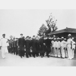 基地に入る学徒兵たち（1943年）／共同通信社