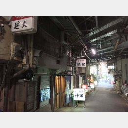 戦後の面影が残る神田のガード下横丁（提供）筆者