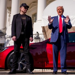 トランプ米大統領はホワイトハウス前で米テスラ社支援のため新車購入を表明（ゲッティ＝共同）