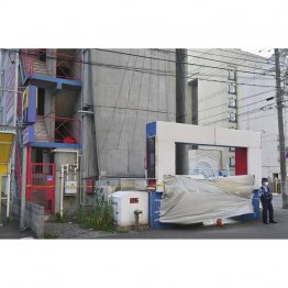 男性の遺体が見つかった札幌市の繁華街ススキノのホテル＝当時（Ｃ）共同通信社