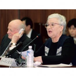 2000年5月2日、参院憲法調査会で発言するベアテ・シロタ・ゴードン氏（右）と、左はリチャード・A・プール氏（Ｃ）共同通信社