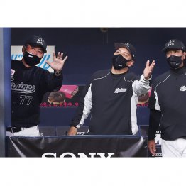 ロッテ一軍ヘッドコーチ時代の筆者（左、中央は井口資仁監督）／（Ｃ）日刊ゲンダイ