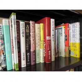 性売買に関する本が並ぶカストリ書房（筆者提供）