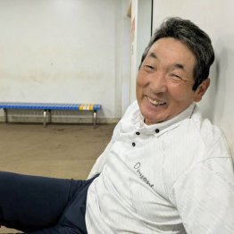 笑顔をのぞかせる持丸監督（Ｃ）日刊ゲンダイ