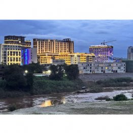 タイ・メソトから撮影したミャンマー・シュエココのビル群。特殊詐欺グループの拠点といわれる（Ｃ）共同通信社