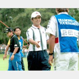 勝負が決まって伊澤さんと握手しても…（左端が藤田さん）／（Ｃ）日刊ゲンダイ