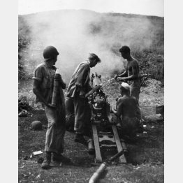 ガダルカナル島で日本軍と戦う米海兵隊兵士＝1943（昭和18）年2月（Ｃ）Robert Hunt Library／Mary Evans／共同通信イメージズ