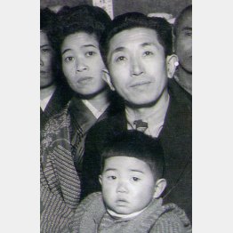 父・岩次郎、母・ふみと幼いころの筆者（本人提供）