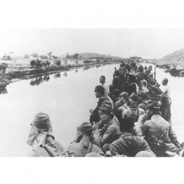 中国の銭塘江（川）を進む日本軍兵士（1937-1945の頃）　（Ｃ）Robert Hunt Libraryvan／Mary Evans Library／共同通信イメージズ