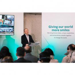 イタリアでの従業員との対話（富士フイルムホールディングスの後藤禎一社長、＝提供写真）