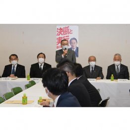 防衛費増税では国民不在で駆け引きをし…（自民党税制調査会で発言する宮沢洋一税調会長＝2022年12月）／（Ｃ）日刊ゲンダイ