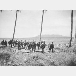 ガダルカナル島の海辺を行進する日本陸軍部隊（Ｃ）共同通信社