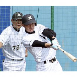 ロッテ時代の筆者（右）の打撃練習を見守る西村徳文監督（Ｃ）日刊ゲンダイ
