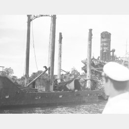 ニューギニア島・ブナ地区に残る日本の貨物船の残がい（1955＝昭和30＝年2月23日、＝派遣団員撮影）