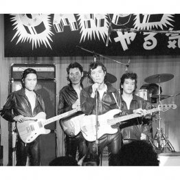 このファッションもジョニー大倉（左端）の発案（Ｃ）共同通信社