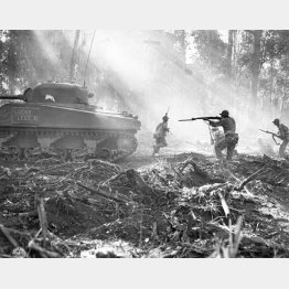 パプアニューギニアのブーゲンヴィル島、日本兵を攻撃する米陸軍兵士たち（Ｃ）Underwood Archive／Universal Images Group／共同通信イメージズ