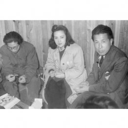 上海から引き揚げ直後の李香蘭（中央）、1946年4月（Ｃ）共同通信社